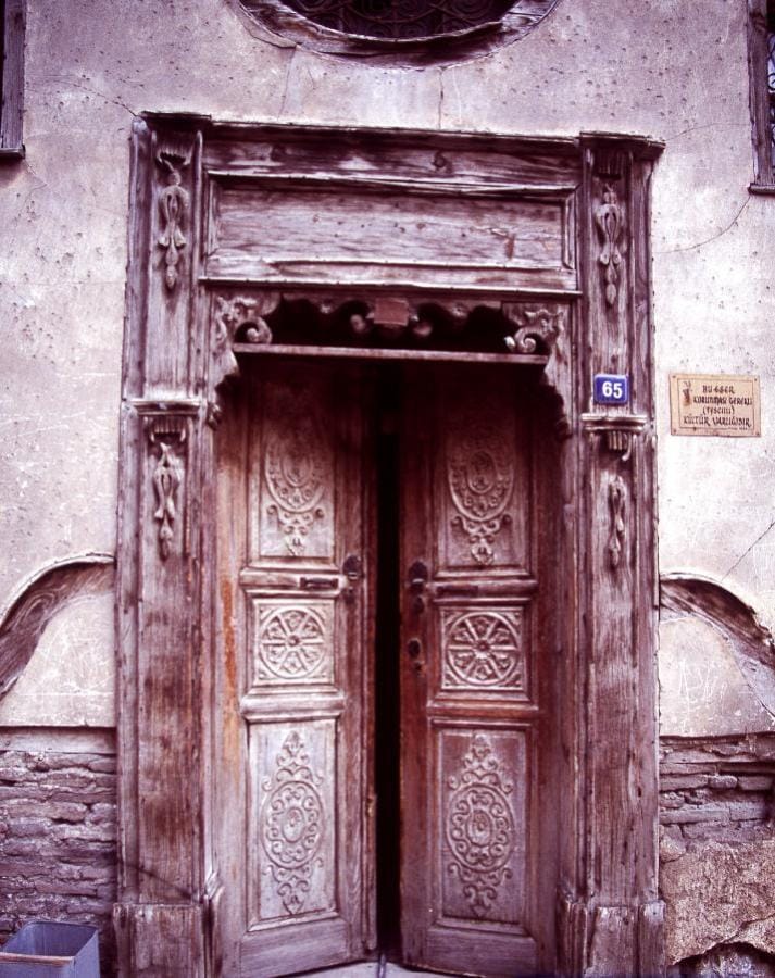 BİR TARİHİ EV  KAPISI