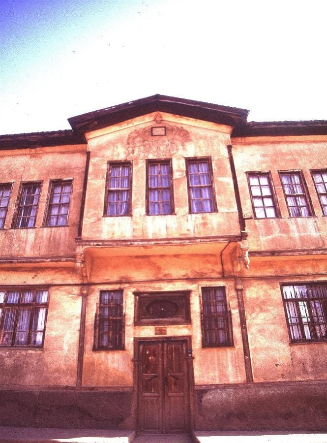 BİR TARİHİ EV