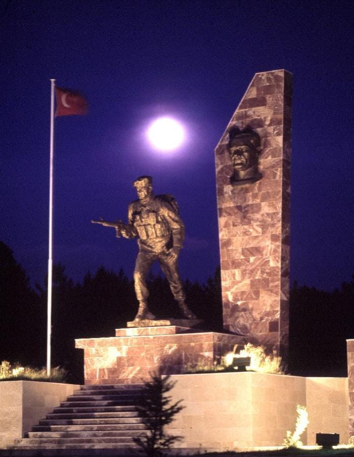 ÇORUM ŞEHİTLİK ANITI GECE GÖRÜNÜŞÜ