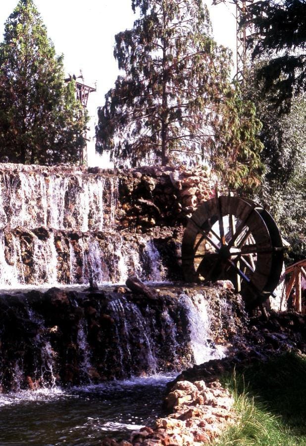 PARKTAKİ AHŞAP DEĞİRMEN